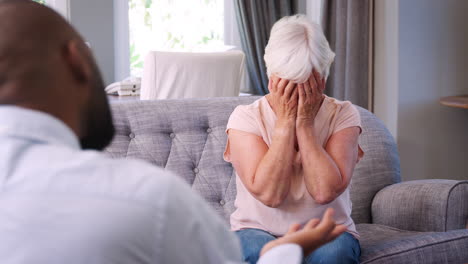 Distraught-senior-woman-having-therapy-with-a-psychologist