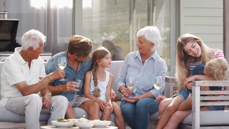 Mehrgenerationenfamilien-Genießen-Getränke-Und-Snacks-Im-Freien-Zu-Hause