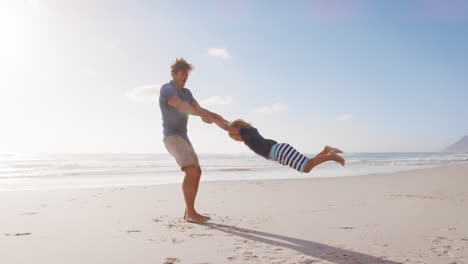 Vater-Und-Sohn-Spielen-Im-Sommerurlaub-Gemeinsam-Am-Strand