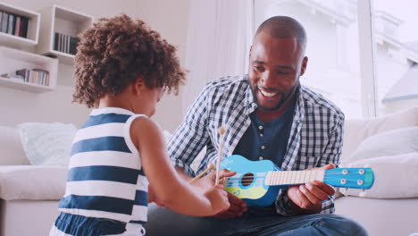 Joven-Padre-Negro-Y-Su-Pequeña-Hija-Tocando-Instrumentos