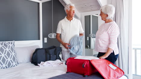 Älteres-Paar-Im-Schlafzimmer,-Das-Koffer-Für-Den-Urlaub-Packt