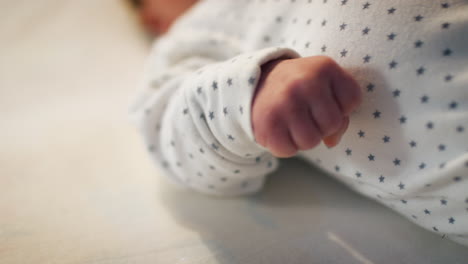 Neugeborener-Junge-Liegt-Vor-Dem-Schlafengehen-Auf-Dem-Rücken-Im-Kinderbett
