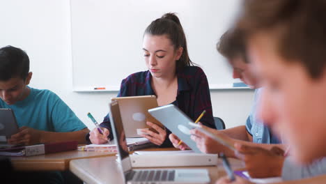 Gymnasiasten-Nutzen-Digitale-Geräte-Im-Technikunterricht-Und-Arbeiten-An-Schreibtischen