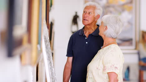 Älteres-Weißes-Paar,-Das-Gemälde-In-Einer-Kunstgalerie-Betrachtet