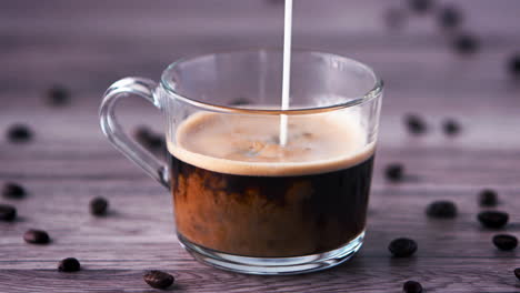 Milch-Wird-In-Eine-Tasse-Schwarzen-Kaffee-Gegossen