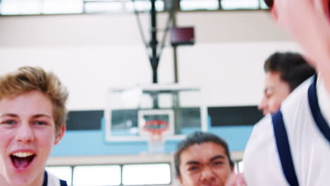 Porträt-Einer-Wettbewerbsfähigen-Männlichen-High-School-Basketballmannschaft-Mit-Trainer-Auf-Dem-Platz
