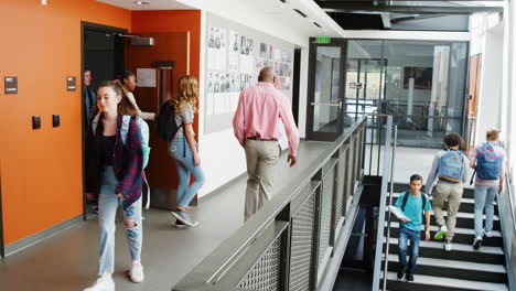 Zeitlupenaufnahme-Eines-Belebten-Schulkorridors-Während-Der-Pause-Mit-Schülern-Und-Mitarbeitern