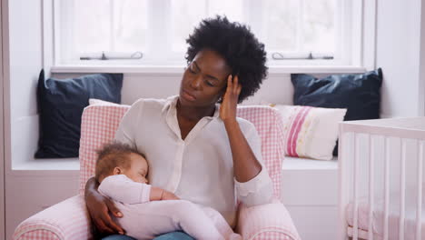 Ängstliche-Frischgebackene-Mutter-Leidet-Unter-Postnataler-Depression-Und-Hält-Schlafendes-Mädchen-Im-Kinderzimmer-Zu-Hause