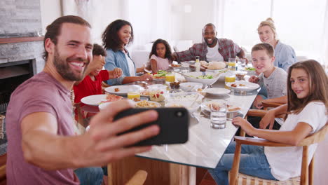 Zwei-Familien-Machen-Selfies,-Während-Sie-Zu-Hause-Gemeinsam-Essen