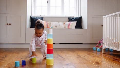 Weibliches-Kleinkind-Zu-Hause-Spielt-Mit-Stapelndem-Plastikspielzeug