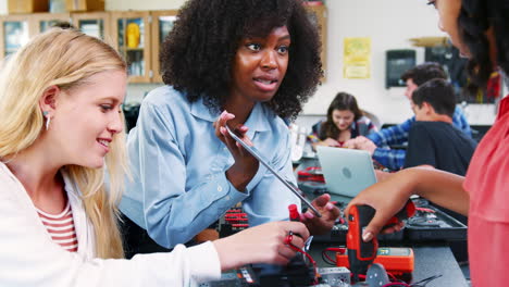 Gymnasiallehrerin-Mit-Schülerinnen-Beim-Bau-Eines-Roboterfahrzeugs-Im-Naturwissenschaftsunterricht