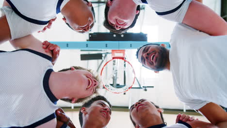 Low-Angle-Ansicht-Männlicher-High-School-Basketballspieler,-Die-Ein-Teamgespräch-Mit-Dem-Trainer-Führen