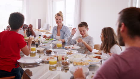 Zwei-Familien,-Die-Zu-Hause-Gemeinsam-Essen,-Aufgenommen-In-Zeitlupe
