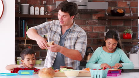 Kinder-Helfen-Vater-Beim-Zubereiten-Von-Sandwiches-Für-Das-Lunchpaket-In-Der-Küche
