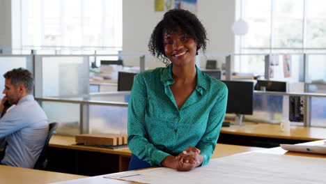 Joven-Empresaria-Negra-Sonriente-En-Una-Oficina