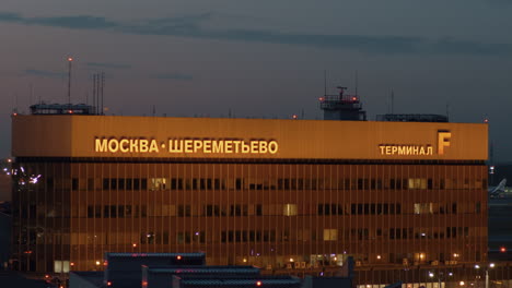 Nachtansicht-Des-Terminals-F-Im-Moskauer-Flughafen-Scheremetjewo