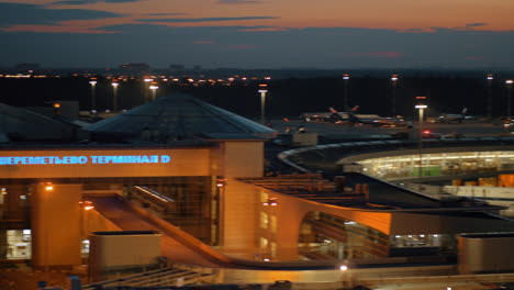 Terminal-D-Des-Flughafens-Sheremetyevo,-Nachtansicht-Von-Moskau,-Russland
