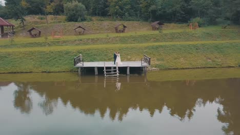 Bräutigam-Mit-Braut-In-Der-Nähe-Eines-Sees-Im-Park.-Brautpaar.-Luftaufnahme