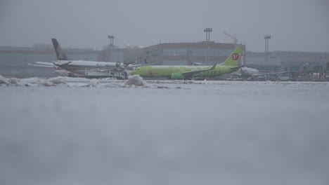 Zeitraffer-Des-Flughafenalltags-In-Domodedovo,-Moskau,-Winteransicht