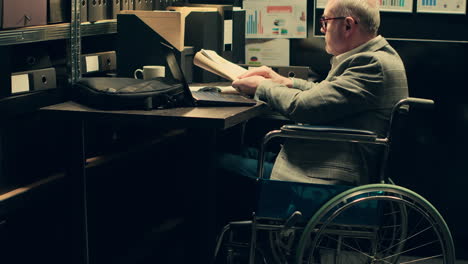 Detektiv-Im-Rollstuhl-Sammelt-Hinweise-Zu-Einem-Kriminalfall-Aus-Archivierten-Dokumenten