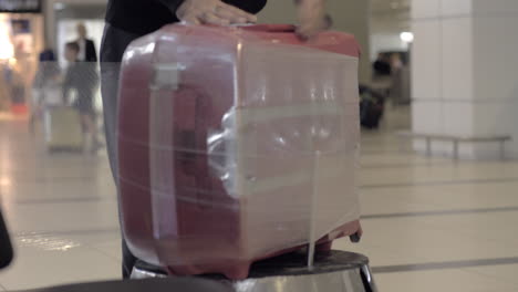 Wrapping-baggage-at-the-airport