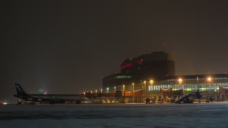 Zeitraffer-Der-Nachtarbeiten-Am-Flughafen-Scheremetjewo-In-Moskau,-Russland