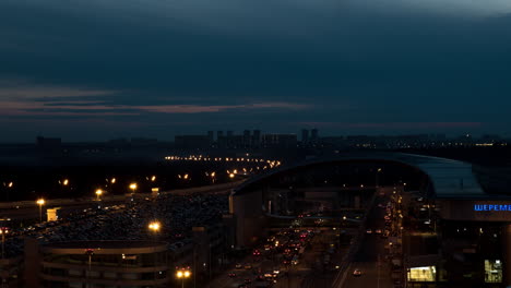 Timelapse-De-La-Ciudad-Nocturna-Con-Carreteras-Transitadas-Cerca-Del-Aeropuerto-Sheremetyevo-De-Moscú