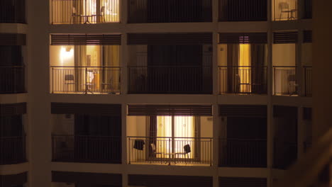 Außenansicht-Des-Hotelgebäudes-Bei-Nacht