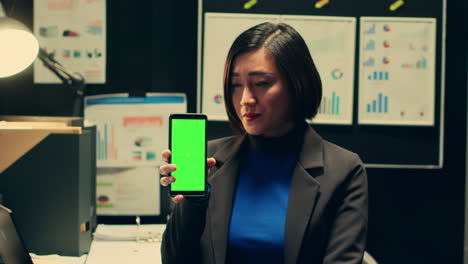 Investigator-showing-greenscreen-layout-on-smartphone-display