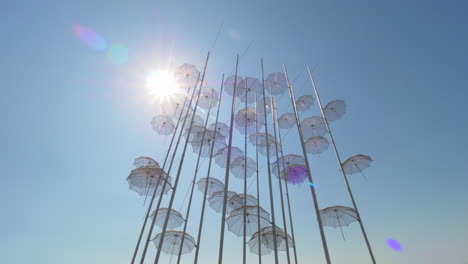 Stadt-Direkt-Am-Meer-Mit-Sonnenschirmen-Skulptur-Thessaloniki-Griechenland