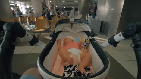Papa-Mit-Baby-Im-Kinderwagen-Wartet-Am-Flughafen