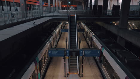 Estación-De-Tren-Vacía-Con-Escaleras-Mecánicas-Francia