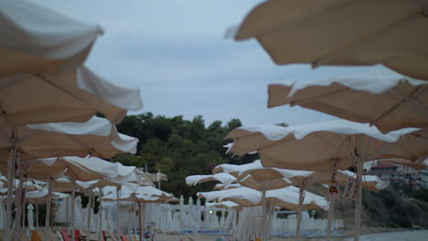 Leerer-Strand-Am-Resort-Am-Windigen-Abend-In-Griechenland