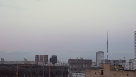 Moskauer-Stadtansicht-Mit-Einem-Fernsehturm