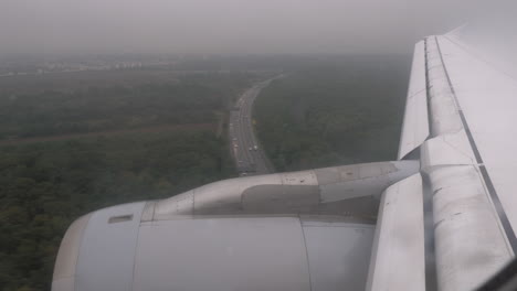 Vista-Desde-El-Interior-Del-Avión-Que-Aterrizó-En-El-Aeropuerto.
