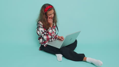 Teenager-Mädchen-Arbeitet-Am-Laptop-PC,-Sendet-Nachrichten,-Tätigt-Online-Einkäufe,-Schaut-Filme