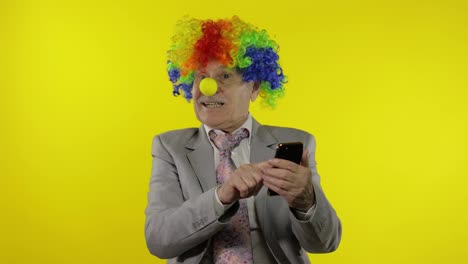 Clown-Geschäftsmann-Freiberufler-Chef-Erhält-Geldeinkommen,-Während-Er-Sein-Smartphone-Nutzt