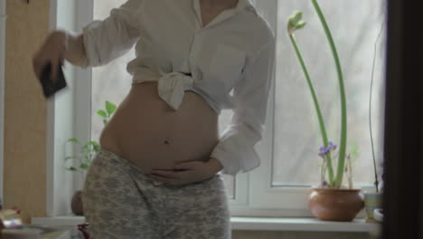 Mujer-Embarazada-Bailando-Con-Gracia-En-Casa