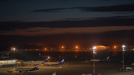Aeropuerto-Internacional-Sheremetyevo-En-Moscú,-Rusia,-Vista-De-Noche