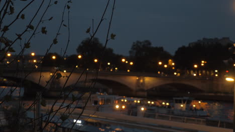 Nacht-Paris-Blick-Auf-Die-Seine-Mit-Autobrücke-Und-Segelndem-Touristischem-Wasserbus