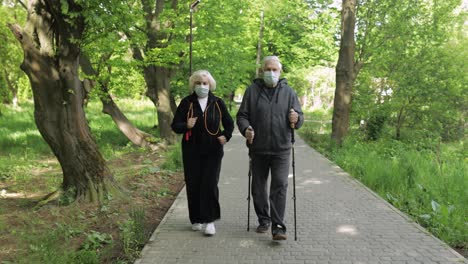 Aktiver-älterer-Alter-Mann,-Frau-Trainiert-Während-Der-Quarantäne-Nordic-Walking-Im-Park
