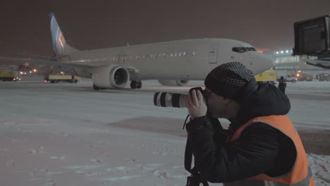 Photographer-working-in-the-airport-at-night