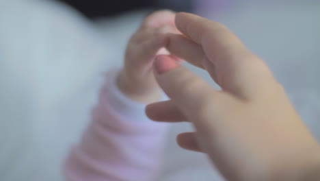 Kleine-Finger-Des-Babys-Halten-Die-Hand-Der-Mutter