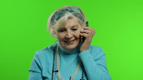 Ältere,-Stilvolle-Kaukasische-Großmutter,-Die-Mit-Dem-Mobiltelefon-Spricht.-Chroma-Key