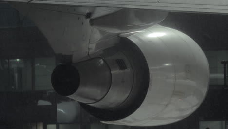 View-to-the-plane-engine-at-night