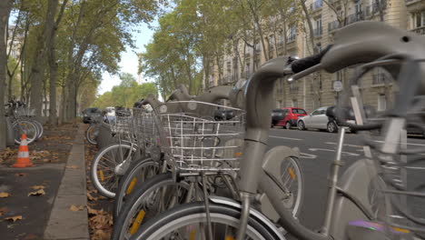 Leihfahrräder-In-Der-Pariser-Straße,-Frankreich