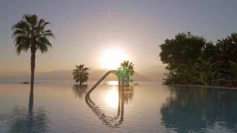Schwimmbad-Mit-Blick-Auf-Das-Resort-Gegen-Den-Sonnenuntergang