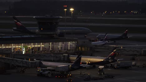 Nachtansicht-Des-Flughafens-Scheremetjewo-Mit-Aeroflot-Flugzeugen