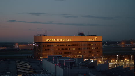 Terminal-F-Des-Internationalen-Flughafens-Scheremetjewo-Bei-Nacht-Moskau
