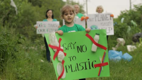 Eine-Freiwillige-Helferin-Hält-Ein-Protestplakat-Und-Sagt-„Nein-Zu-Plastik“.-Ökologie,-Müll,-Naturverschmutzung.-Recyceln